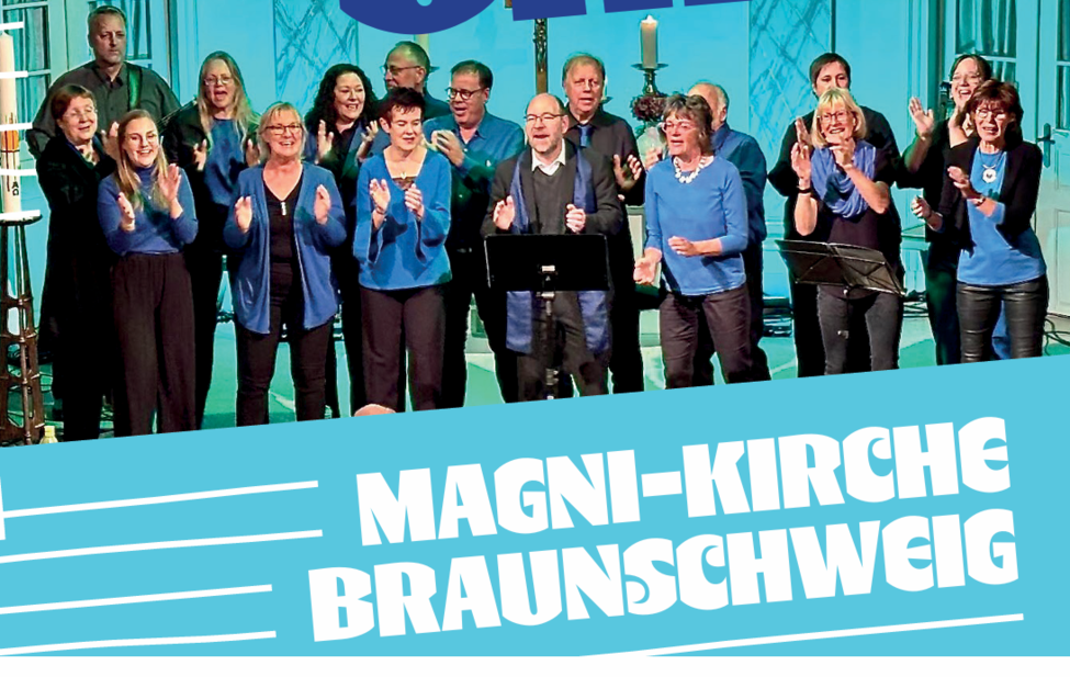 Eine Gruppe von Männern und Frauen steht singend und klatschend in einer Kirche.