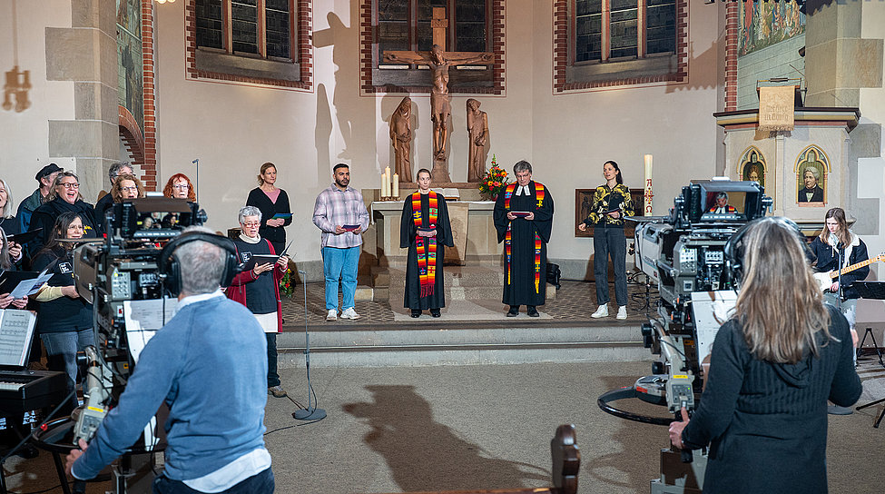 Kameras vom ZDF filmen einen Gottesdienst in der Stiftskirche des Stephansstifts