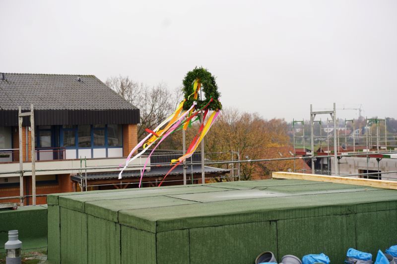 Richtkranz mit bunten Bändern auf dem Dach des Nicolaistifts in Neustadt