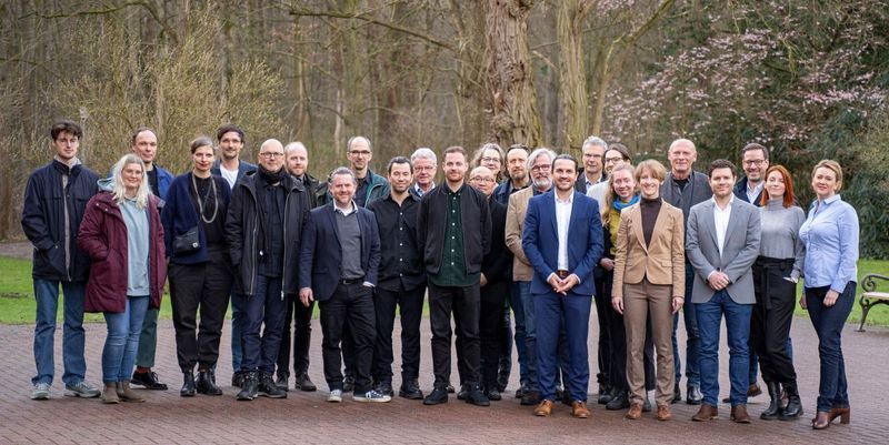 Gruppenbild der fünf Gewinnerteams des Architekturwettbewerbs